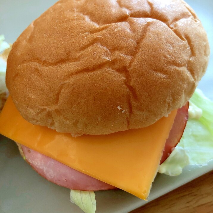 ハムチーズのハンバーガー